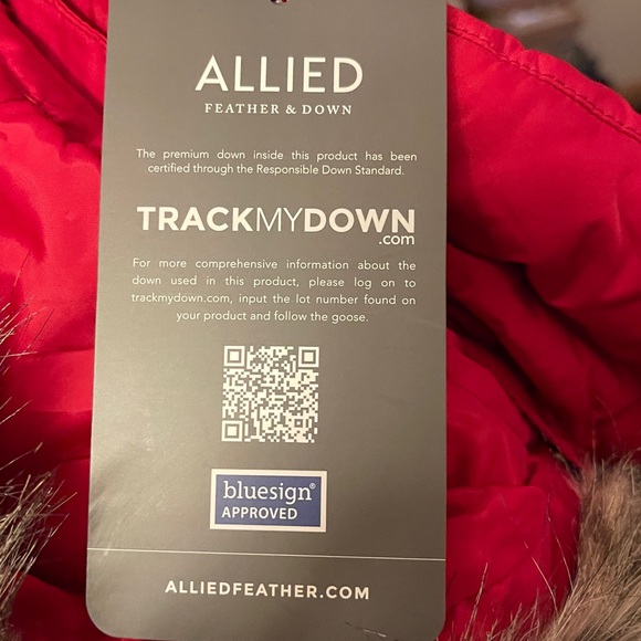 NWT Women’s Lands’ End Max 600 Down Long Maxi Coat w fur lined hood
Sold Out - Picture 13 of 17